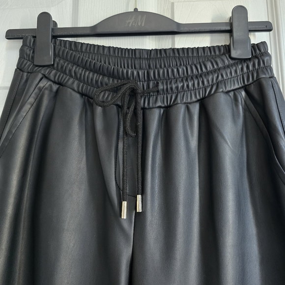 🌷Faux Leather Jogger pants - Picture 4 of 8